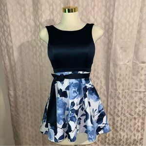 #0036 Xtraordinary blue dress with flowers, size 3